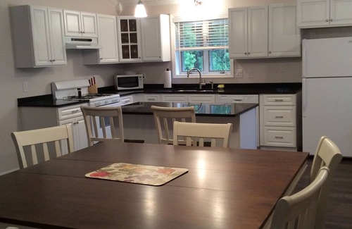 Westfield Apartment | Birds' Eye- 3/2 - Walk to dining etc., A/C, Wi-Fi, Smart TV, Patio.