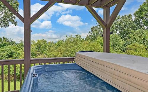 East Ellijay House | Birds Eye Cabin - Sunset & Starry Retreat Pet Friendly w Private HotTub, Fire Pit and Game Room
