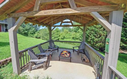 East Ellijay House | Birds Eye Cabin - Sunset & Starry Retreat Pet Friendly w Private HotTub, Fire Pit and Game Room
