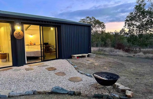 Mareeba Cottage | Birds Heaven Mareeba ‘Scarlet Gum’