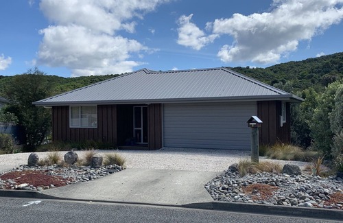 Waikawa Bay House | Birdsong, bush walks, biking and boating!