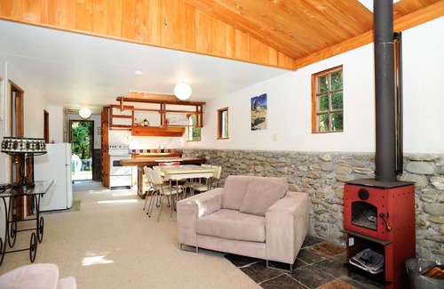 Makarora Cottage | Birdsong Cottage - nestled up against Mt Aspiring National Park with Spa