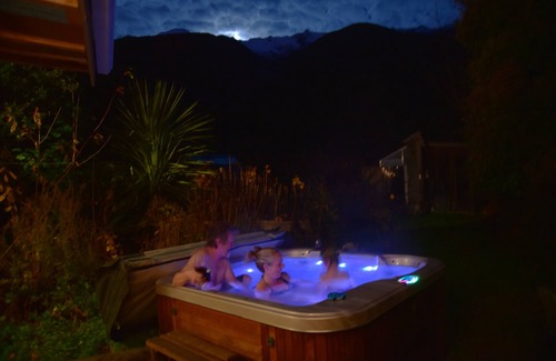 Makarora Cottage | Birdsong Cottage - nestled up against Mt Aspiring National Park with Spa