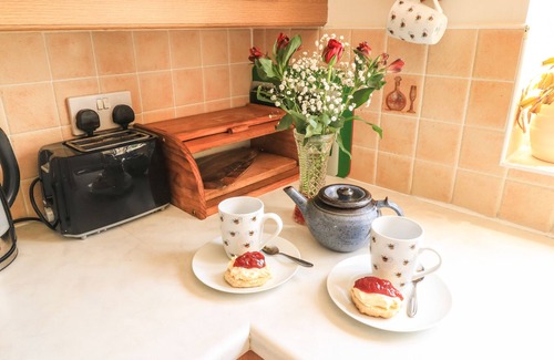 Crediton House | BIRDSONG, family friendly, with a garden in Crediton