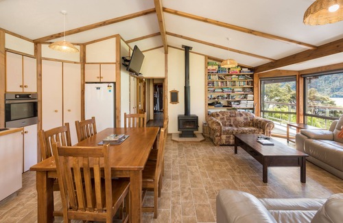 Moetapu Bay House | 🌿 Birdsong Hideaway 🌿