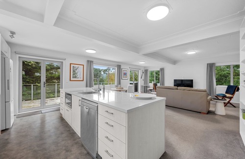Titirangi House | Birdsong Retreat - Titirangi Holiday Home