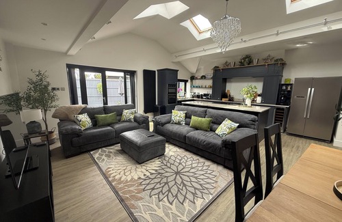 Birkdale House | Birkdale Links Lodge - Ideal for golf stays and larger families.