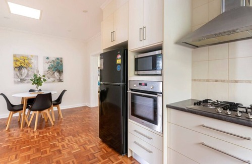 Manningham Villa | Birkinshaw Villa (3 Bedroom with Parkings)