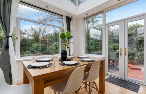 Castle Bromwich House | Birmingham Gem-Stylish 5 Bed house near NEC, BHX, HS2 - Huge Parking & Fast WiFi!