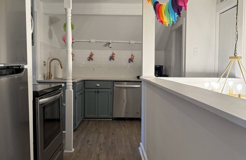 Evansville Apartment | Birthday Suite/1 BD/1BA Apt in Holiday House