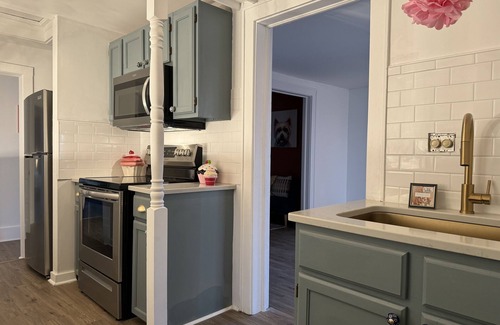 Evansville Apartment | Birthday Suite/1 BD/1BA Apt in Holiday House