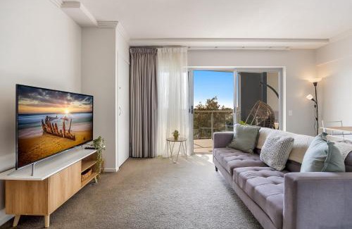 Birtinya Apartment | Birtinya 1-Bed with Canal Views and Pool