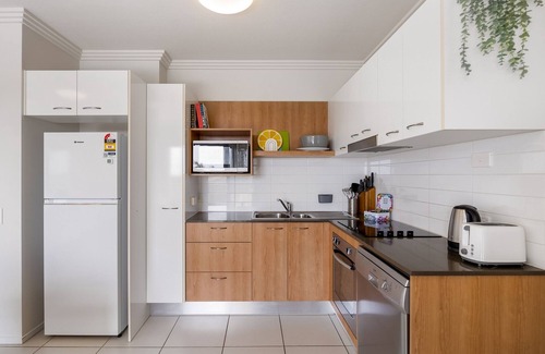 Birtinya Apartment | Birtinya 1-Bed with Canal Views and Pool