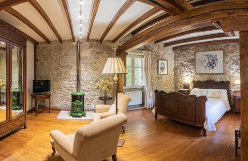 Puebla del Caraminal Bed & Breakfast | Bisavoa: special suite with furniture over 300 years old