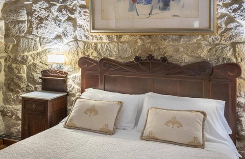 Puebla del Caraminal Bed & Breakfast | Bisavoa: special suite with furniture over 300 years old
