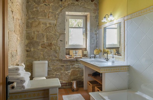 Puebla del Caraminal Bed & Breakfast | Bisavoa: special suite with furniture over 300 years old