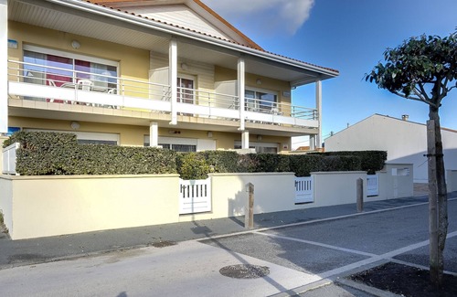 Biscarrosse Plage Apartment | Biscarrosse: Appartement T3, 2 Chambres, Terrasse, Parking Privé à 50m de la Plage