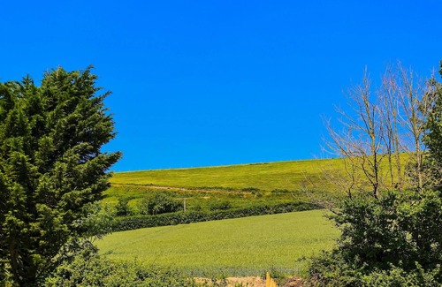 Bishops Tawton House | BISHOPS TAWTON SNOWDROP COTTAGE | Hot Tub available - sleeps 6 guests in 3 bedrooms