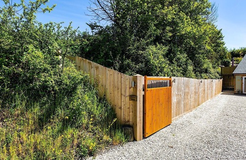 Bishops Tawton House | BISHOPS TAWTON SNOWDROP COTTAGE | Hot Tub available - sleeps 6 guests in 3 bedrooms