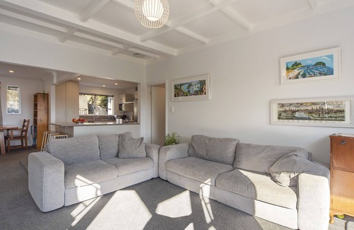 Nelson House | Bisley Holiday House overlooks Nelson’s beautiful Tahunanui