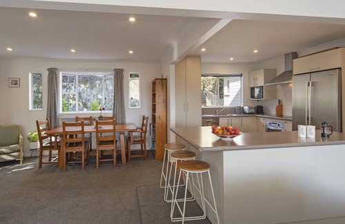 Nelson House | Bisley Holiday House overlooks Nelson’s beautiful Tahunanui