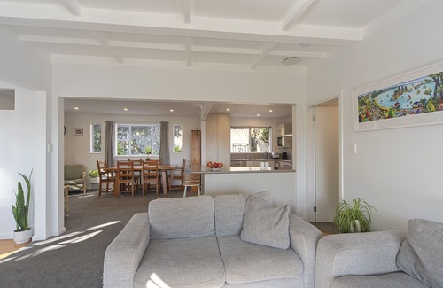 Nelson House | Bisley Holiday House overlooks Nelson’s beautiful Tahunanui