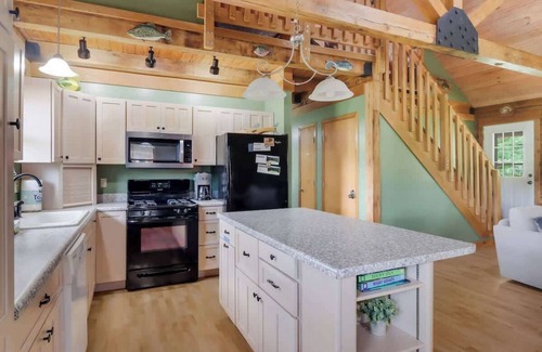 Beulah House | Bison Acres Close to Crystal Mt with Hot Tub