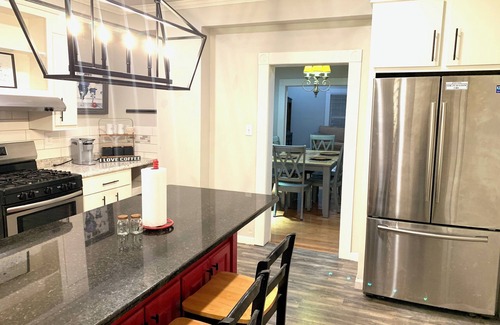 Searcy House | Bison Hall 7, no cleaning fee, near court square