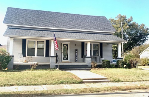 Searcy House | Bison Hall 7, no cleaning fee, near court square