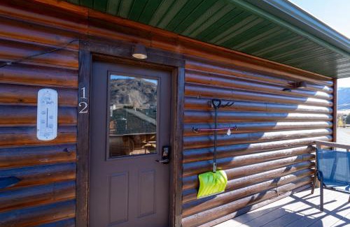 Gardiner House | Bison Lodge - Lg Home - 2 bedrooms - less than 5 miles to Yellowstone North Entrance, Sleeps up to 8