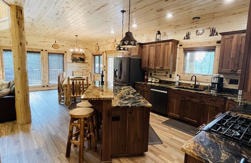 Island Park Cabin | Bison Meadows Lodge-10 min. to YNP+Hot tub+Wifi+AC