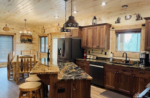 Island Park Cabin | Bison Meadows Lodge-10 min. to YNP+Hot tub+Wifi+AC