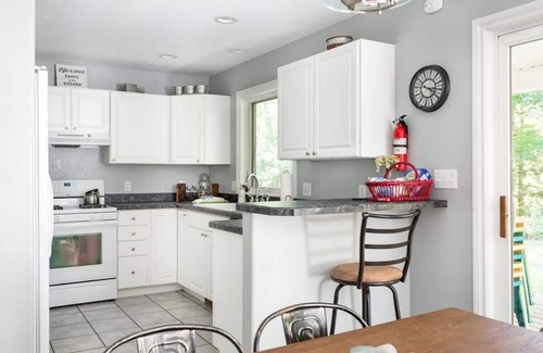 Williamsburg House | Bissell Creek Woodside Cottage - Dog Friendly with Hot Tub!