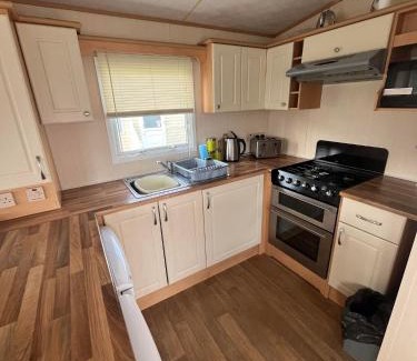 Great Yarmouth Resort | Bittern 8, Scratby - California Cliffs, Parkdean, sleeps 8, free Wi-Fi, bed linen and towels included, pet friendly - 2 minutes from the beach!