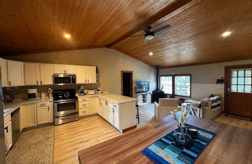 Porum Cottage | Bixby Cove 4-bedroom cottage with AC in Porum and plenty of outdoor space!