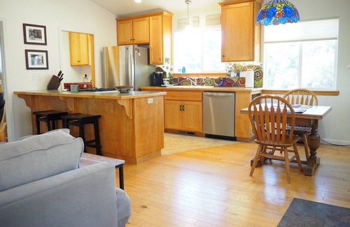 Columbia House | Bixel Bungalow- Cottage in Gold Rush Columbia