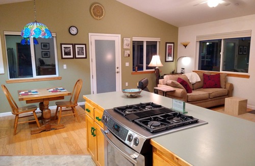 Columbia House | Bixel Bungalow- Cottage in Gold Rush Columbia