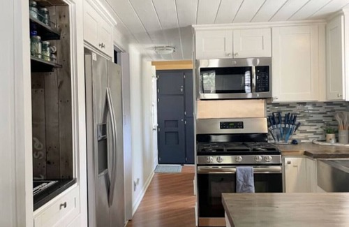 Wrightwood Apartment | BJH · Charming Cabin Nestled in Quiet Cul-De-Sac