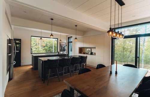 La Conception Cottage | Bläk Kabin | Ski Tremblant, Sauna, Hot Tub & Yoga