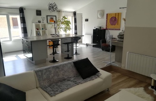 Alignan-du-Vent Apartment | Black and White