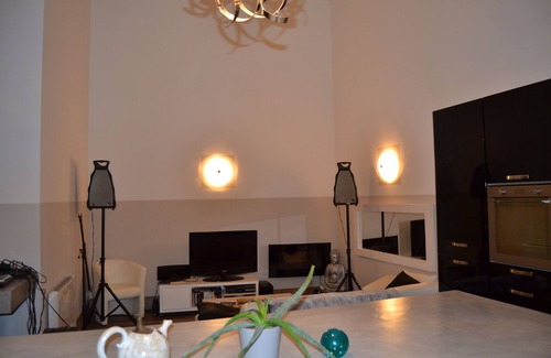 Alignan-du-Vent Apartment | Black and White