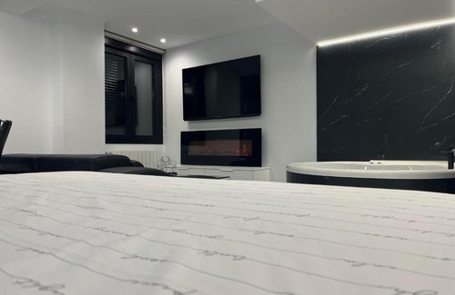 Castro Urdiales Apartment | Black and White Suite "La Marinera"