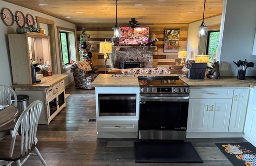 Gatlinburg - Pigeon Forge Cabin | Black Bear Acres, 2-bedroom cabin + hot tub & amazing views!