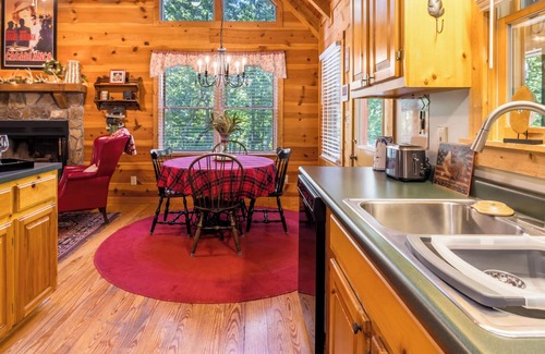 Clarkesville Cabin | Black Bear Bungalow - Lovely Chalet in the Woods