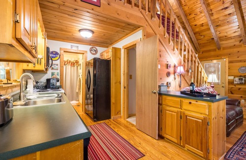 Clarkesville Cabin | Black Bear Bungalow - Lovely Chalet in the Woods