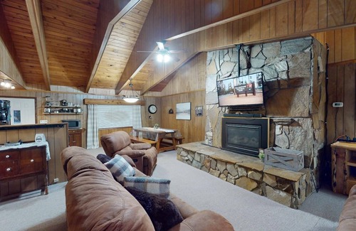 Island Park Cabin | Black Bear Bungalow*2Br 1Ba, Wifi, 33 Miles to YNP
