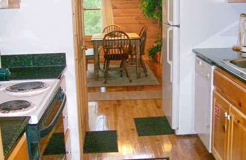 Black Bear Falls Cabin | Black Bear Cabin In Gatlinburg-Family Vacations/Romantic Getaway! Owner Operated