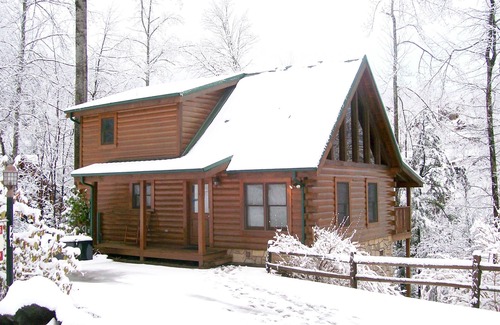 Black Bear Falls Cabin | Black Bear Cabin In Gatlinburg-Family Vacations/Romantic Getaway! Owner Operated