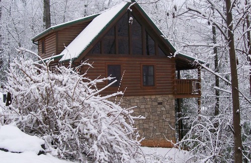 Black Bear Falls Cabin | Black Bear Cabin In Gatlinburg-Family Vacations/Romantic Getaway! Owner Operated
