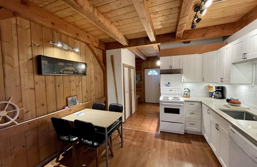 Ucluelet House | Black Bear Cottage